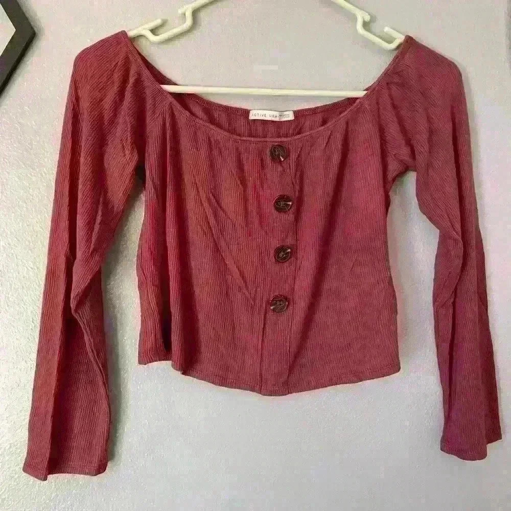 💚 3/$15 Active USA Large Rose Long Sleeve Front Button Off the Shoulder